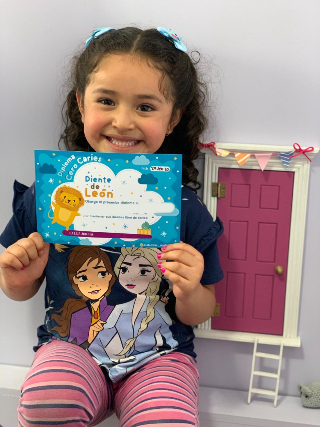 Paciente con su Diploma Cero Caries